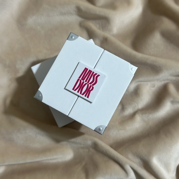 Miss Dior Mini Fragrance - Picture 1 of 5